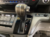 CVT車のセレクトレバーです。低速から高速まで、変速ショックのないスムーズな走りを実現するとともに、エンジン効率のよい領域を維持することで燃費にも貢献します。