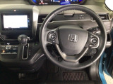 【ハンドル】運転にかかわる様々な操作を安全に行えるように視点移動が少なく操作性に配慮されたスイッチ類が凝縮されたコックピットです。
