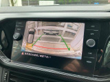 バックカメラ。ギヤをリバースに入れると車両後方の画像を映し出します。画面にはガイドラインが表示され、車庫入れや縦列駐車などの際の安全確認をサポート。