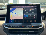 タッチスクリーンをタップするかスワイプするだけですべての機能を呼び出せます。Apple CarPlayおよびAndroid Autoに対応しスマートフォンとのシームレスな 連携も実現。さらに、USBポートを標準装備しています。