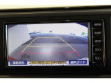 後方の死角を軽減し、狭い場所での切替しや駐車もしやすくなるバックモニターを装備しています。