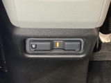 ETCもついています。高速道路の料金所の通過も楽々です。 カードの取り出しもしやすい場所についています。