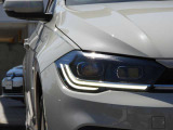 【IQ.LIGHT】 対向車や先行車のドライバーを眩惑することなく、前方の路面と路肩を広範囲に明るく照らすことができるマトリックスLEDヘッドライトを装備。快適なドライブをアシストします。