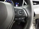 クルーズコントロール機能が付いています。 速度を設定するとアクセルを踏まなくても一定の速度で走ることができます。  高速道路ではとても便利な装置なんです。