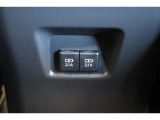 後部席へ乗車して携帯電話などを充電する時に前から配線を伸ばすとごちゃごちゃして邪魔になりがちですよね。そんな煩わしさを解消する後席側USBポート☆