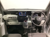 車内は光触媒抗菌消臭施工済です。インパネ周りはスタイリッシュなデザインです。グローブボックスやカップホルダーのほかにトレーなどたくさんの収納スペースが付いています。