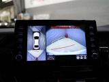 パノラミックビューモニター付きです。車両を上から見たような映像をディスプレイオーディオ画面に表示。運転席からの目視だけでは見にくい、車両周辺の状況をリアルタイムでしっかり確認できます。