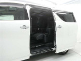 【両側パワースライドドア】両側パワースライドドア付きだから、狭い駐車スペースなどでの 乗り降りラクラク!小さなお子さまのいるご家庭には嬉しい装備。