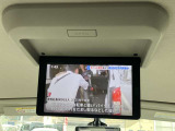 セカンドシートでは迫力の映像を楽しめるとともに、サードシートからでも見やすい11インチ大画面モニター。格納式なので車内の移動もスムーズです。