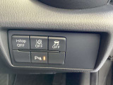 運転席横のスイッチでアイドリングスイッチやパーキングセンサーのON/OFFの切替が可能です。