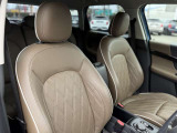 人間工学に基づき設計されたMINIのシートは、ロングドライブでも快適さを維持しつつ、スポーティな走行時には身体をしっかり支え、優れたホールド感と走行安定性を提供します。