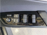 パワーウィンドウのスイッチですよ。 運転席に居ながら窓を開け閉めのコントロールできますよ。 ロック機能で、子供がイタズラして窓を開けるという事も無くなりますよ。