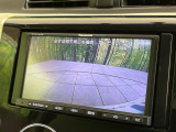 【バックカメラ】駐車時に後方がリアルタイム映像で確認できます。大型商業施設や立体駐車場での駐車時や、夜間のバック時に大活躍!運転スキルに関わらず、今や必須となった装備のひとつです!