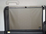 セカンドシートの窓ガラスには日よけのシェードを装備しています。強い日差しのカットに、プライバシー対策としても重宝します。