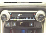 運転席と助手席でそれぞれお好みの温度設定が可能です。便利です♪