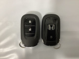 スマートキーを装備しています。鍵を差し込むことなくドアロックの開け閉めと、スタートボタン操作でのエンジンスタートができます。スペアキーも同じものを用意しております。