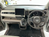 【前方視界】開放的な前方視界!運転がしやすく疲れにくいです♪窓が大きく、見通しがとっても良いおクルマですよ♪