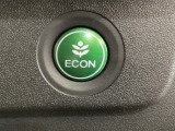 ECON モードをON にするとアクセルペダルの動きに対するエンジンの反応とエアコンの制御を切り換えることで、燃費のいい運転をするドライバーがペダルを踏んだ時と同じようにエンジンを制御します。