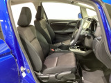 広い足元にゆったり座れるシートには肘掛けも装備しており長距離の運転でも疲れにくくなってます。女性でも運転がしやすいように、シートの高さ調整機能(シートリフター)がついています。