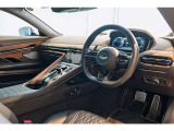 DB12には安全機能も標準装備しております。前後の衝突軽減ブレーキ、レーンキープアシスト、アダプティブクルーズコントロール、ブラインドスポットアシスト、ブレーキホールド、速度リミッター