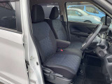 運転席は座り心地が良く快適にドライブをしていただけます。