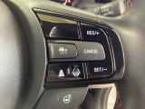 ハンドルにHondaセンシング系のクルーズコントロールやレーンキープアシストなどの操作スイッチが装備されています。ハンドルから手を離さず安全に操作できます。
