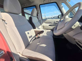 運転席と助手席はウォークスルーで移動できます。