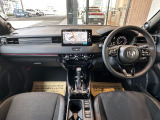 当社の中古車は、フロアマット付きで販売しておりません。予めご了承下さい。中古車という特性上匂いや見栄えなどの状態が左右される為です。純正マット、車種専用社外品マットをご購入いただけます。