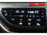 運転席と助手席の温度設定の変更が可能な左右独立タイプのデュアルエアコンです♪♪♪暑がりな人・寒がりな人も誰もが車内を快適にお過ごしいただけます♪♪♪(ステップ)
