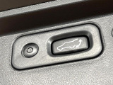 【パワーバックドア】スマートキーや運転席のボタンを押すだけでリアゲートが自動で開閉します!荷物を持っている時や、高い位置にあるバックドアを閉める際に便利な機能です♪