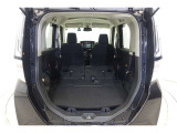 セカンドシートを倒した状態です。セカンドシートは独立可倒、荷物に合わせてラゲッジスペースをアレンジできます。