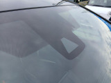 全てのクルマに車両検査証がついています。中古車オークション業界で確立された公正な基準を採用しています。トヨタ自動車によって、修復歴や状態を正しく判断できると認定された車両検査員が、1台1台検査し点数と