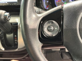 ステアリングにオーディオ操作スイッチが付いています。オーディオ画面に直接タッチしなくても操作が出来ますので、運転に集中できます。