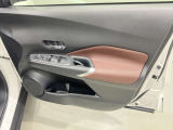【運転席ドア】ボトルホルダーや収納ポケットが付いているので運転席周りもスッキリ保てます★