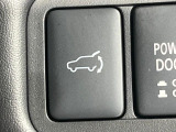 【パワーバックドア】スマートキーや運転席のボタンを押すだけでリアゲートが自動で開閉します!荷物を持っている時や、高い位置にあるバックドアを閉める際に便利な機能です♪