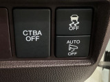 ハンドルの右側には安全装備の、CTBA(シティブレーキアシストシステム)とVSA(ABS+TCS+横滑り抑制)の解除スイッチがついています。