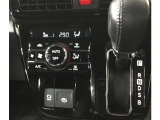 プッシュボタンで切り替え可能なオートエアコンを装備しています