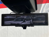 スマートルームミラーが付いております。後席に人が乗車した時や沢山の荷物を積んだ時もバックミラーの視界が遮られる事無く見えるので便利です♪