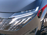 アダプティブLED付き!対向車には眩しくなく歩行者は明るく照らすので安全です。