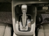 CVT車のセレクトレバーです。低速から高速まで、変速ショックのないスムーズな走りと、エンジン効率のよい領域を維持して燃費にも貢献します。