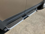 【フィックスドサイドステップ】ディーラーOP￥266,530-車両への乗り降りを助け、ルーフへの荷物の積み込みを容易にします。オフロードスタイルを際立たせます。