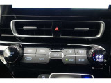 ★エアコンはオートタイプが装着済みです!オートモードにしておけば、車内温度を設定するだけで風の料や吹き出し口の切り替えを機械が行ってくれます!一年中快適な環境を作れますよ♪