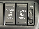 【両側パワースライドドア】スマートキーや運転席のスイッチで後席両側スライドドアの開閉が可能♪電動だから力を入れてドアを開ける必要が無く、小さなお子様でも簡単に開け閉めでき快適です♪