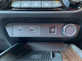 全席中央にはUSBタイプAとタイプCが1つずつ。ケータイのおくだけ充電器も付いてます。