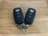 【スマートキー】 スマートキーを携帯していれば、ドアハンドルのボタンを押してロックの解除ができ、パワースライドドア(左側)もワンタッチで開閉できます。