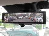 【スマートルームミラー】従来通り鏡での後方確認は可能ですが、切り替えればカメラで後方を映しますので、乗員や荷物に遮られること無く後方の視界をクリアに確認する事が可能です。