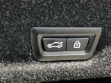 ボタン操作ひとつでトランクの開閉を可能とする電動トランクが付いております。