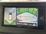 【マルチアラウンドモニター】専用のカメラにより、上から見下ろしたような視点で360度クルマの周囲を確認することができます☆死角部分も確認しやすく、狭い場所での切り返しや駐車もスムーズに行えます。