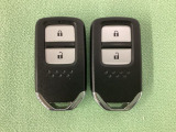 スマートキーを装備しています。鍵を差し込むことなくドアロックの開け閉めと、スタートボタン操作でのエンジンスタートができます。スペアキーも同じものを用意しております。