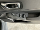 運転席のスイッチで全てのウィンドウの開閉操作を行うことができます。ロックボタンをONにしておくと、運転席以外のウィンドウは作動しないのでお子様を乗せているときなども安心ですね♪